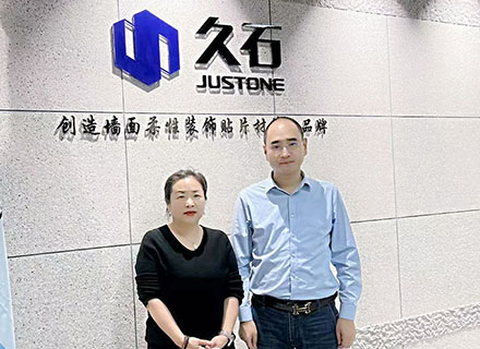 中國建筑裝飾協(xié)會(huì )材料應用分會(huì )秘書(shū)長(cháng)梁宏瑀蒞臨浙江久石佛山辦事處參觀(guān)指導